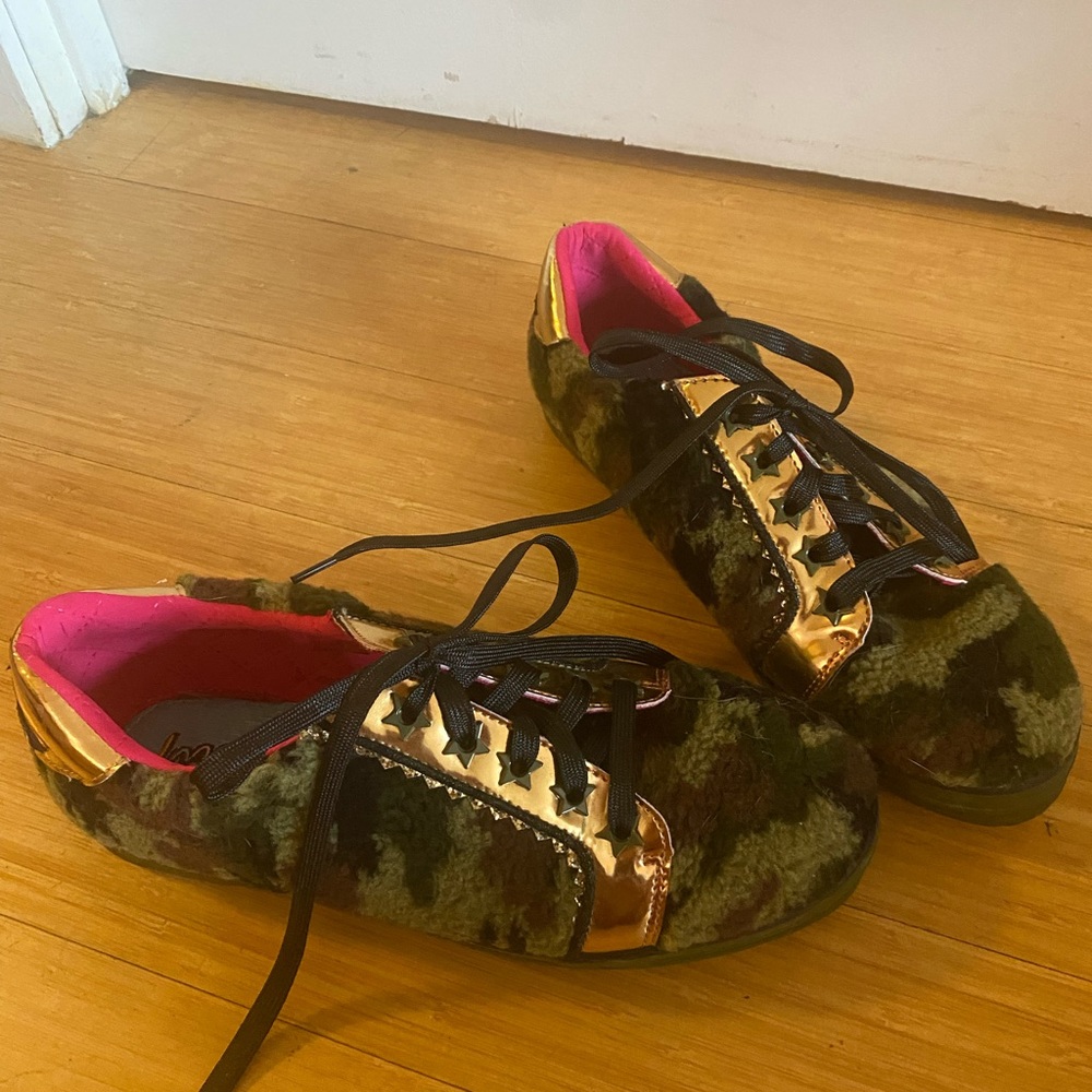 Camo Irregular Choice teddy bear sneakers with gold and star accents size 40